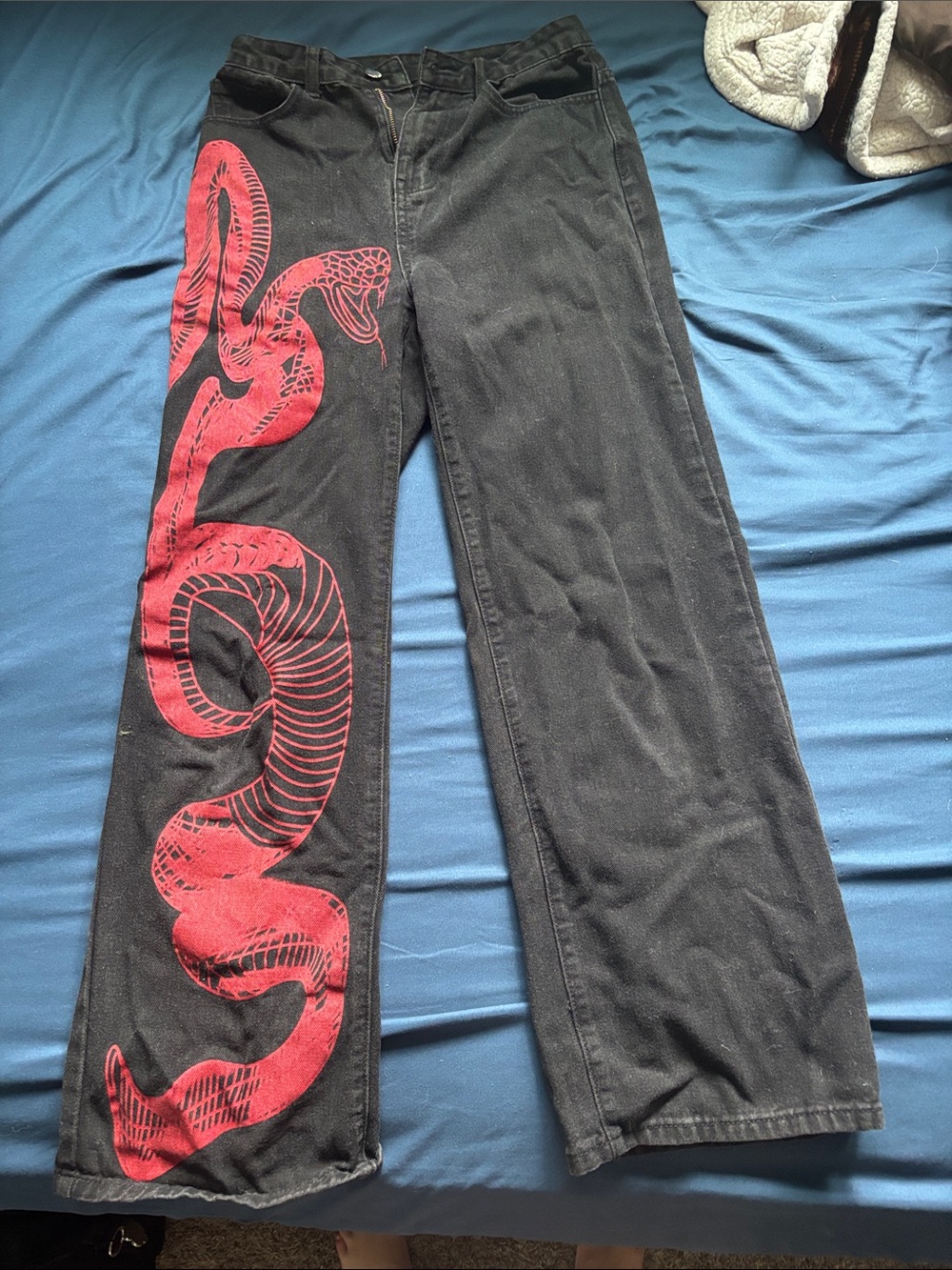 ROMWE Black Wide-Leg Jeans with Red Snake Print